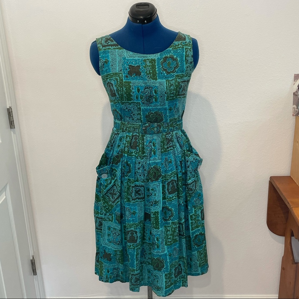 Vintage green/blue dress with belt and pockets.